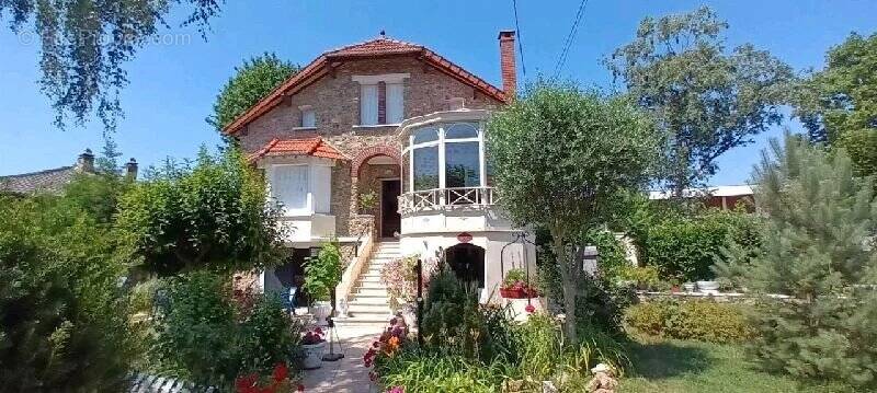 Maison à SAINTE-GENEVIEVE-DES-BOIS