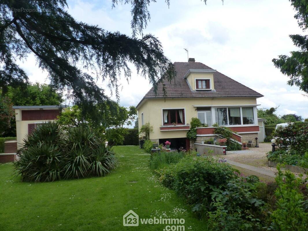 Dans un parc de 2000m2. - Maison à SAINT-JACQUES-SUR-DARNETAL