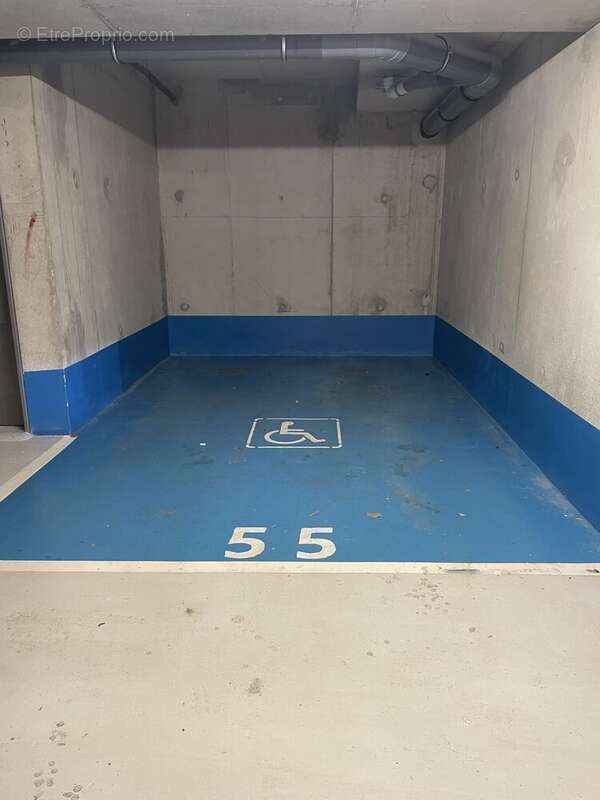 Place PMR - Parking à SURESNES