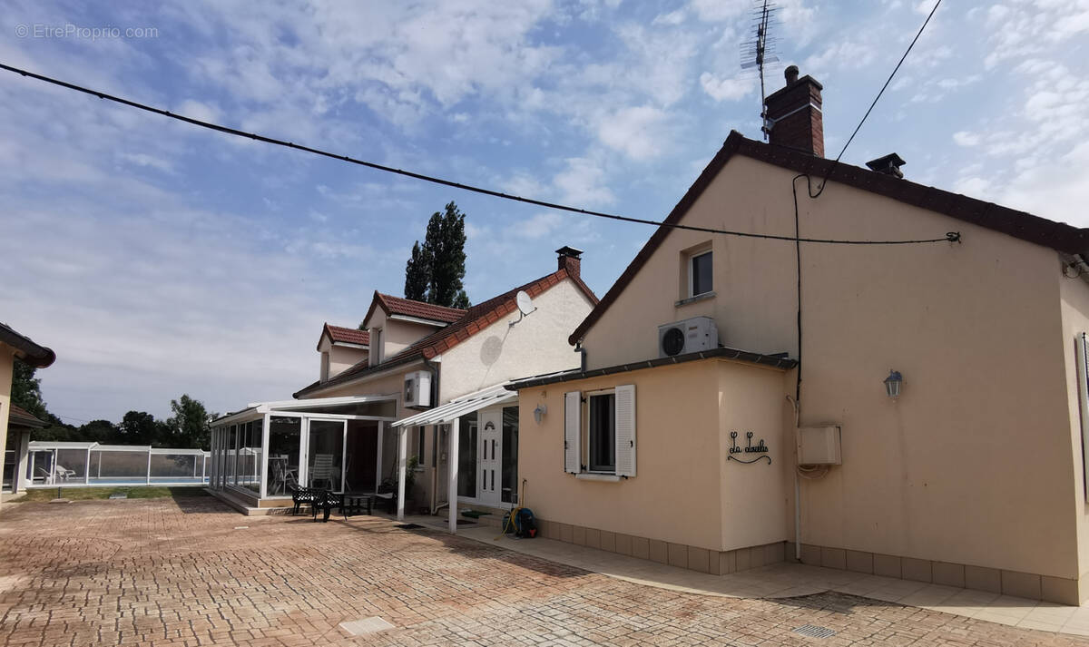 Maison à SAINT-REMY-EN-ROLLAT