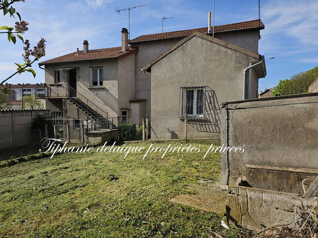 Maison à LE CHAMBON-FEUGEROLLES