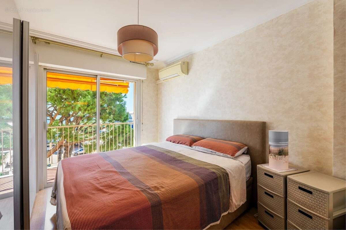 Appartement à SAINT-LAURENT-DU-VAR