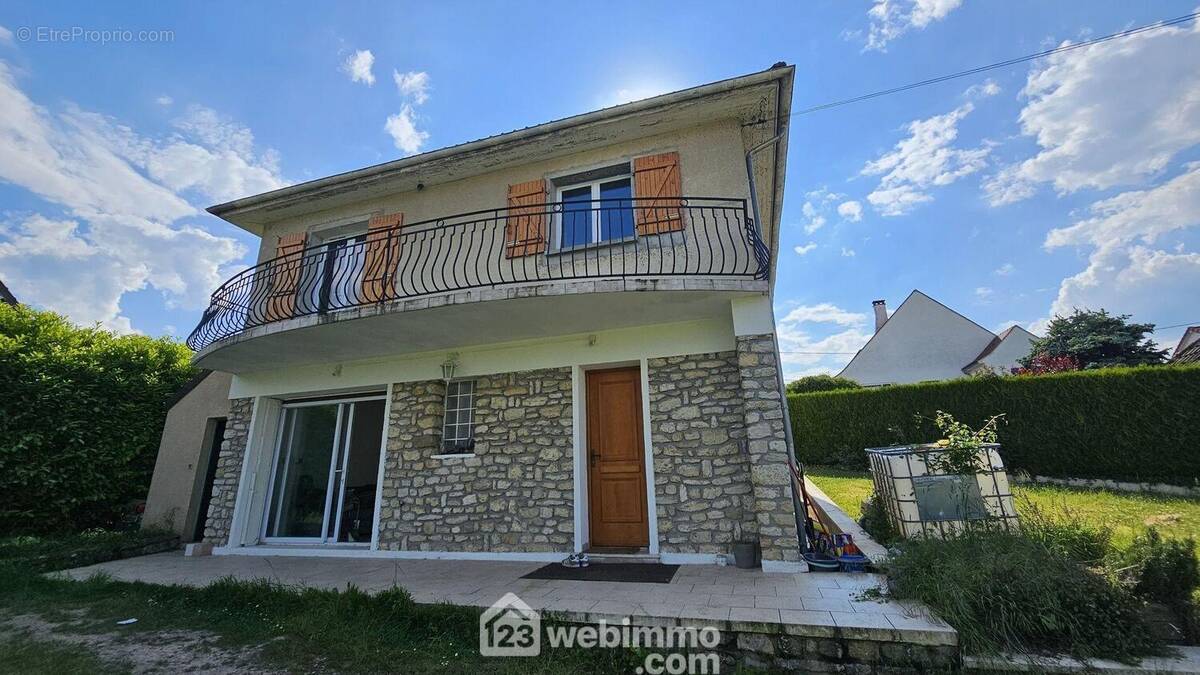 Bienvenue dans cette maison de 102 m² habitables. - Maison à MALESHERBES