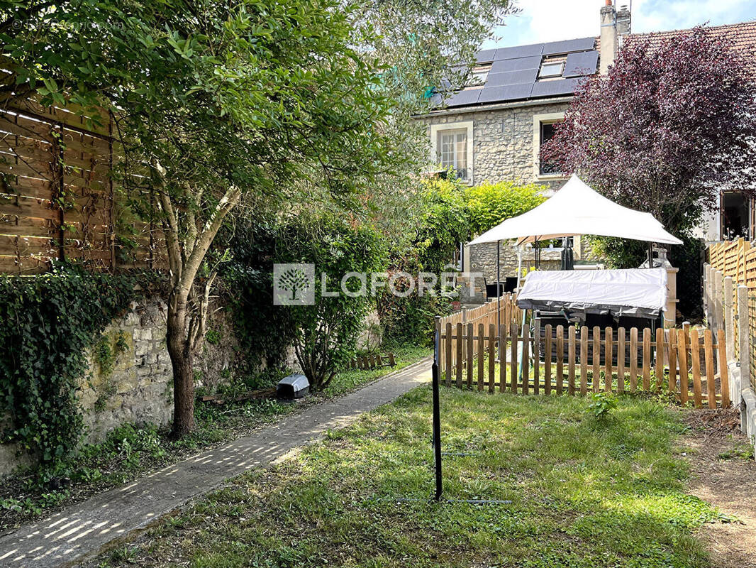 Maison à JUZIERS