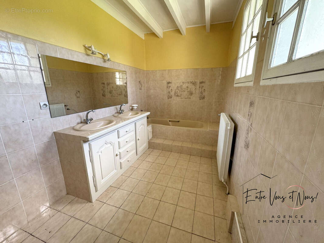 SALLE DE BAIN / DOUCHE - Maison à LANGON