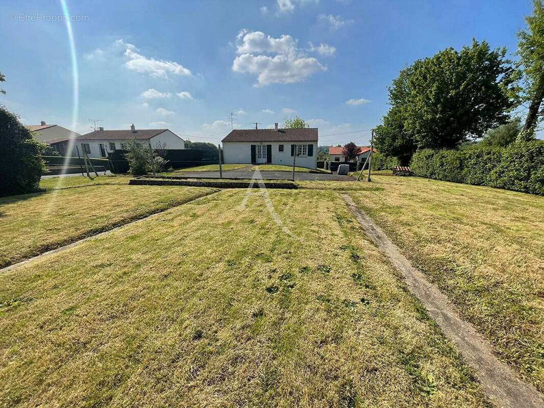 Maison à LES HERBIERS