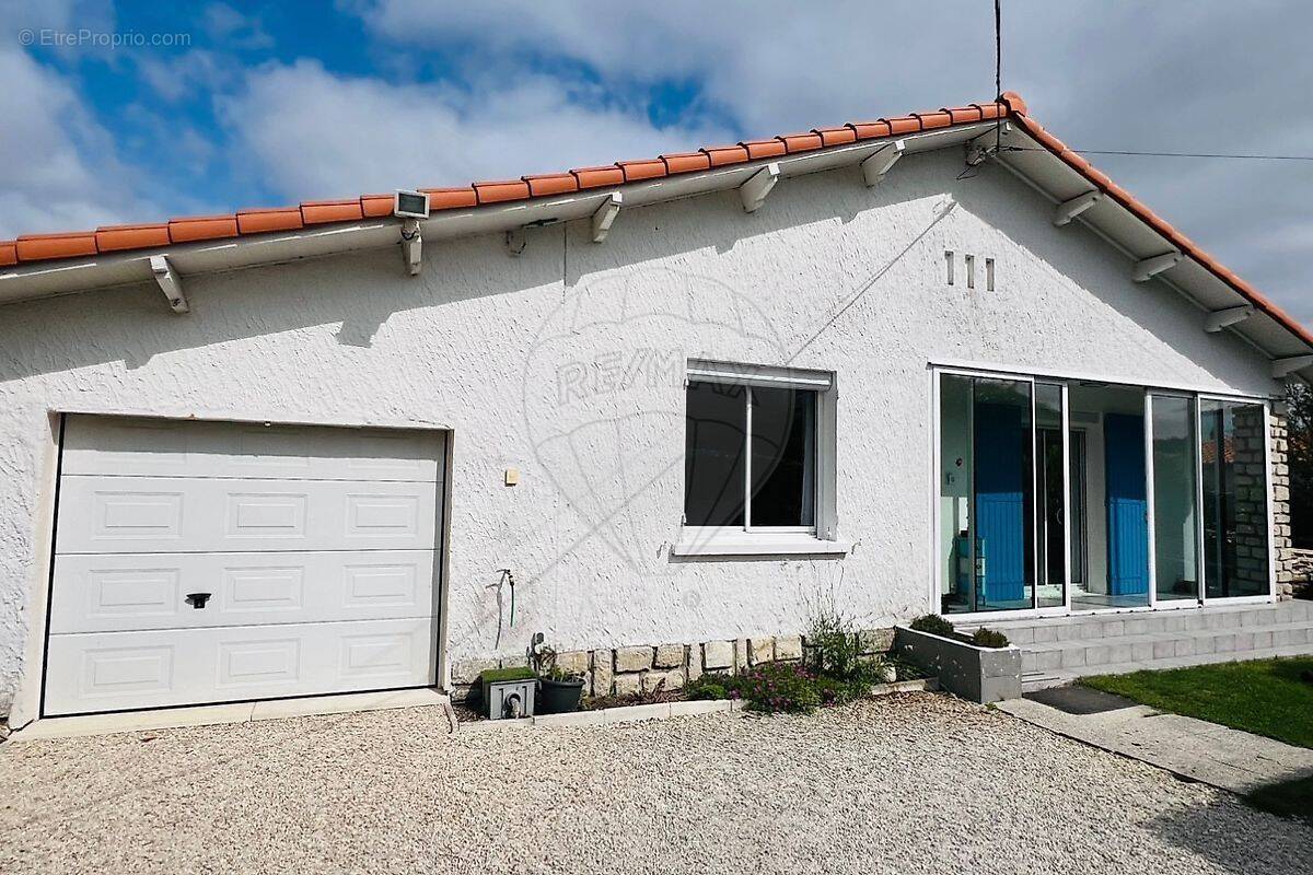 Maison à CHAILLEVETTE