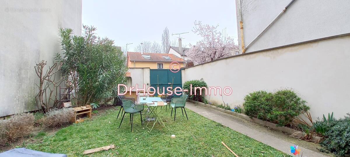 Appartement à LES LILAS