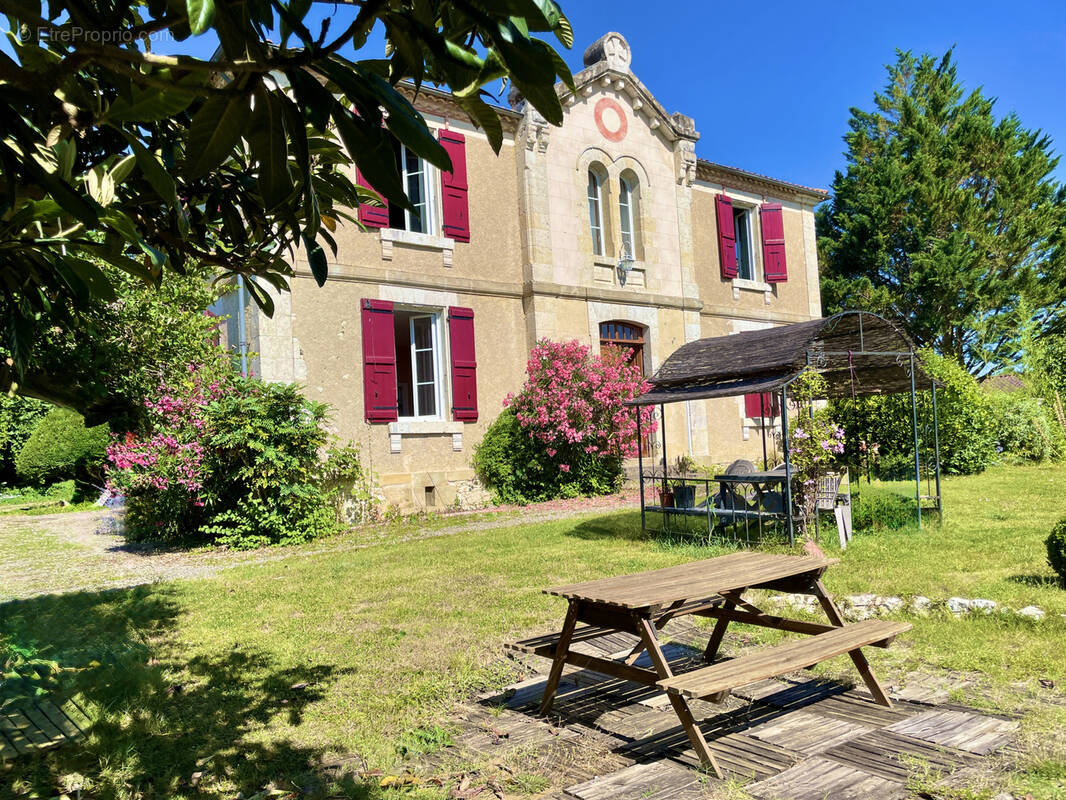 Maison à VIC-FEZENSAC