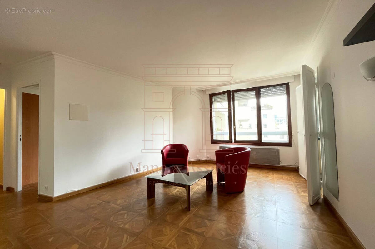 Appartement à COURBEVOIE