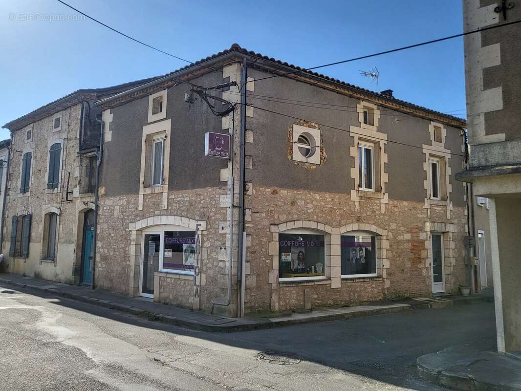 Appartement à JAVERLHAC-ET-LA-CHAPELLE-SAINT-ROBERT