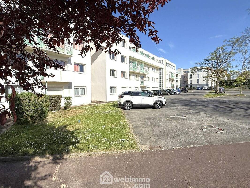 Proche du centre-ville et aux portes des Facs, T1 de 17 m2 habitables. - Appartement à POITIERS