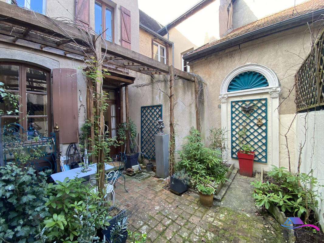 COUR - Maison à LA CHATRE