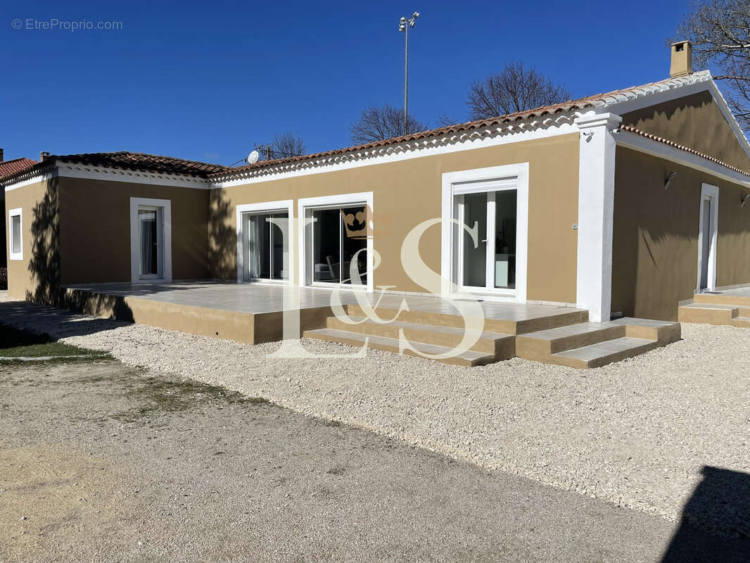 Maison à ENTRAIGUES-SUR-LA-SORGUE