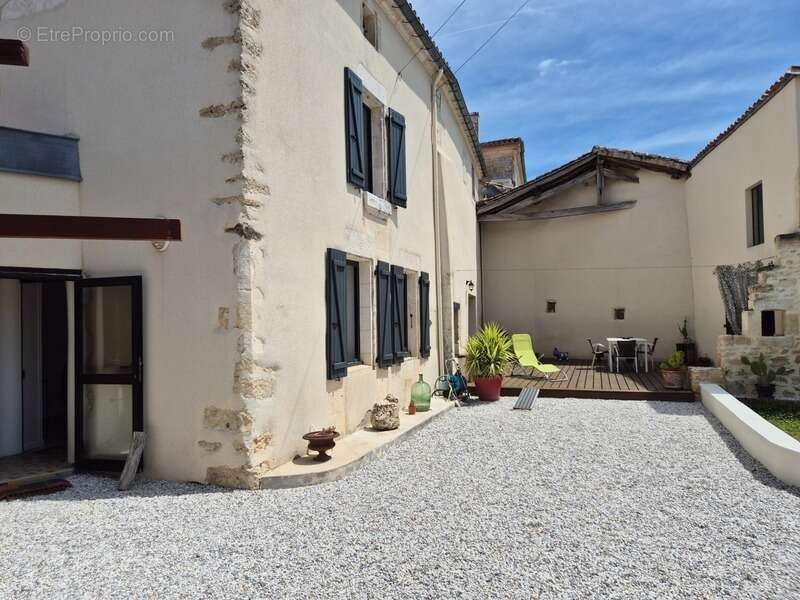 Maison à FLEAC