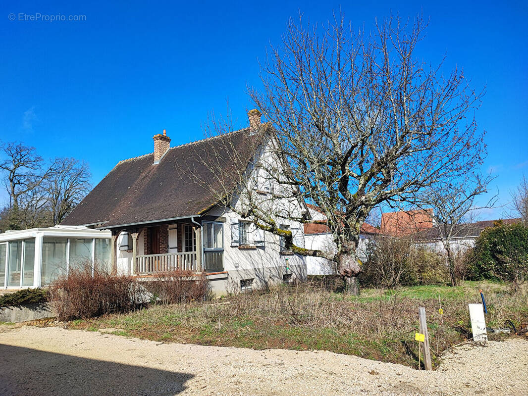 Maison à SAINT-JEAN-DE-BRAYE