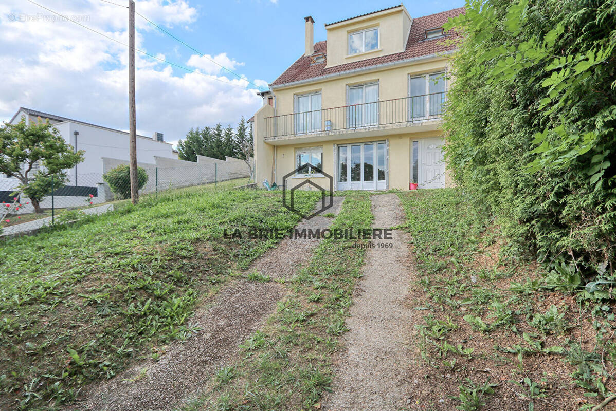 Maison à MANDRES-LES-ROSES