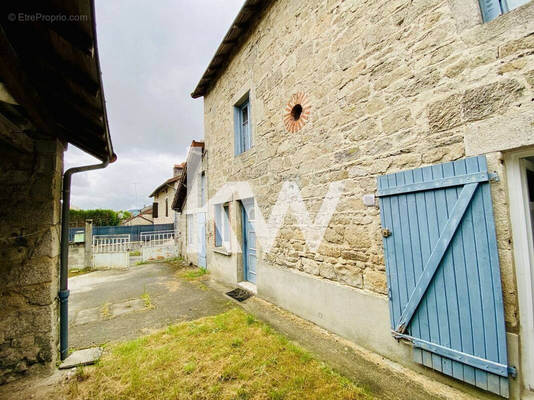 Appartement à SAUVIAT-SUR-VIGE