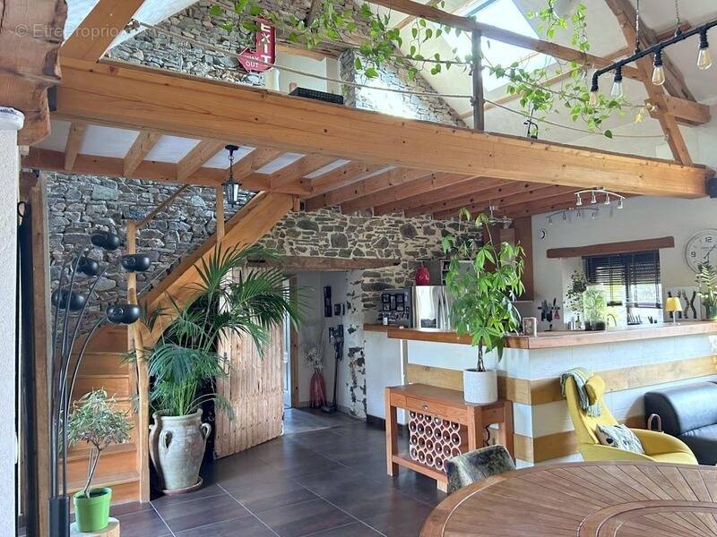 Maison à SAINT-HERBLON
