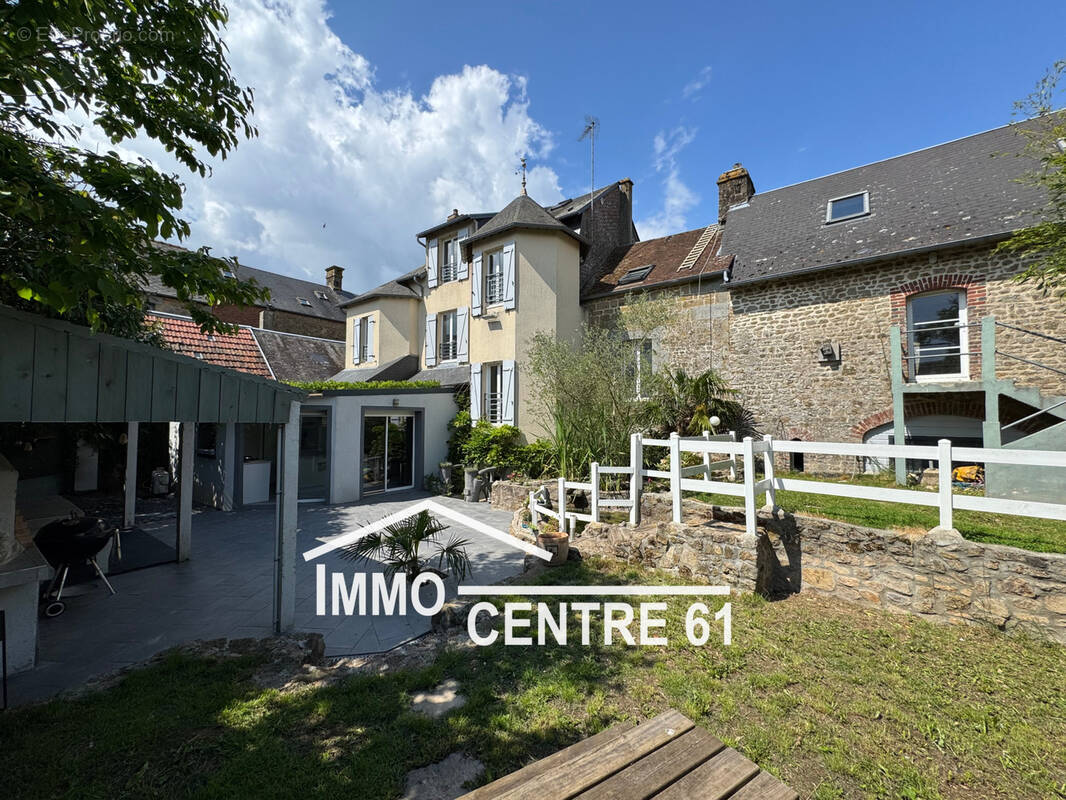 Maison à CARROUGES