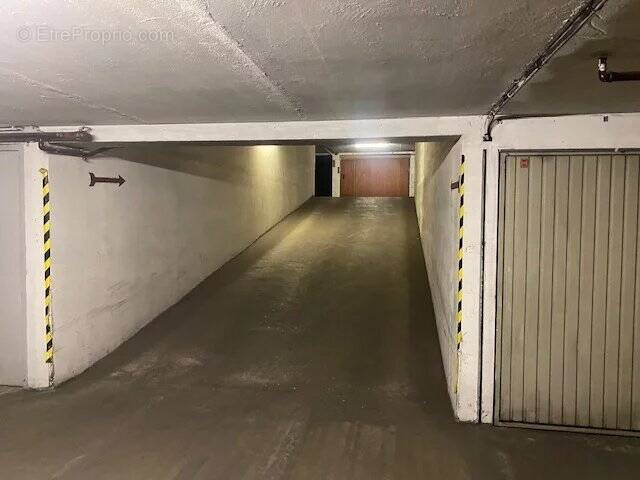 Parking à PARIS-16E