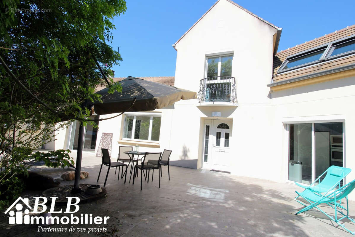 Maison à LE MESNIL-SAINT-DENIS