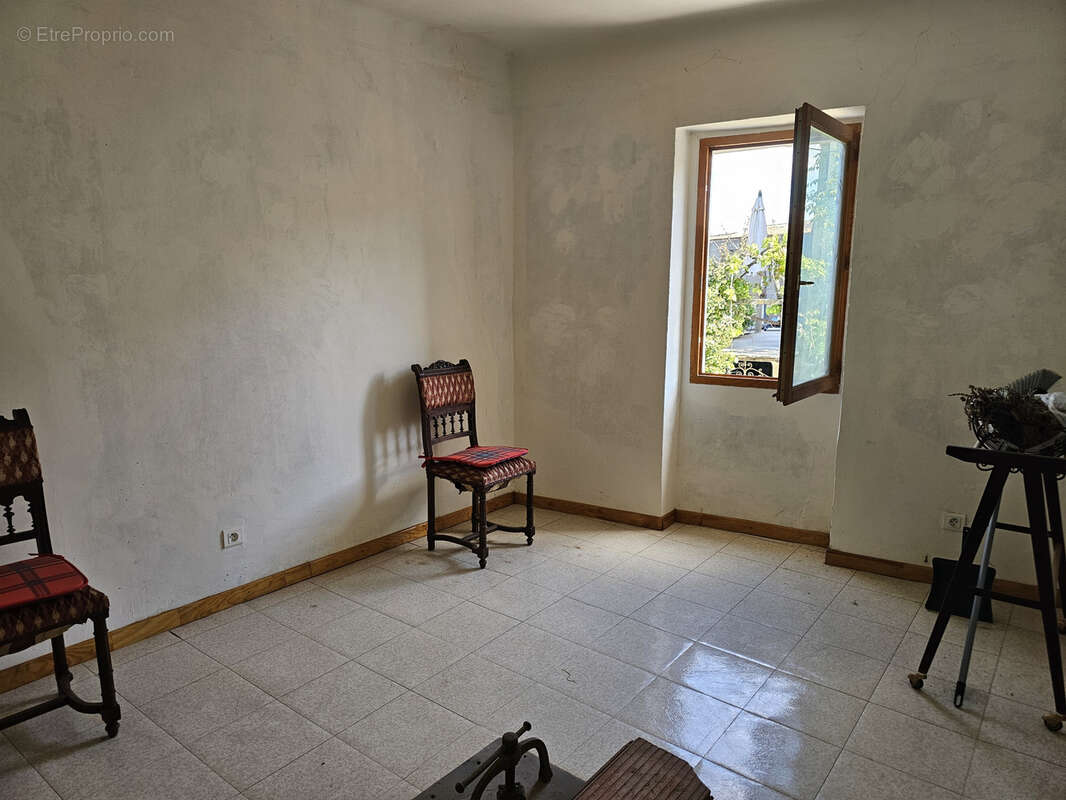 Appartement à LA ROQUE-D&#039;ANTHERON