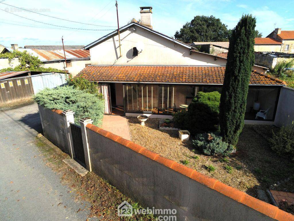 Maison de plain-pied, 96 m2 habitables environ. - Maison à LENCLOITRE
