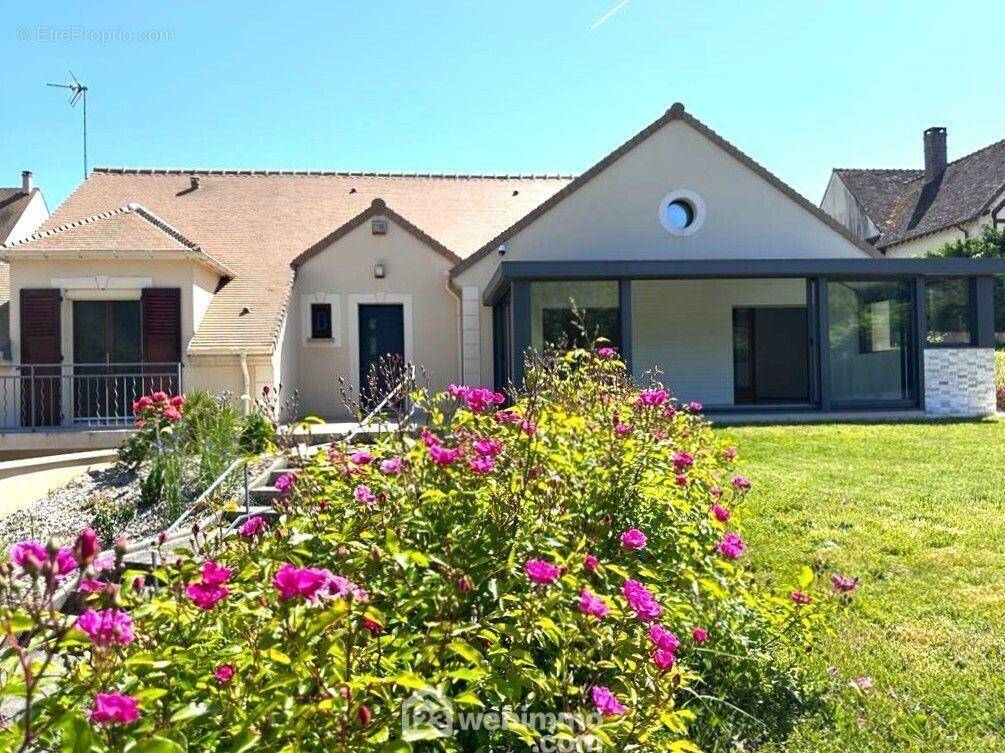 Une maison fonctionnelle grâce à avec sous-sol total de 135 m² avec espace buanderie et double garage. - Maison à FONTAINEBLEAU