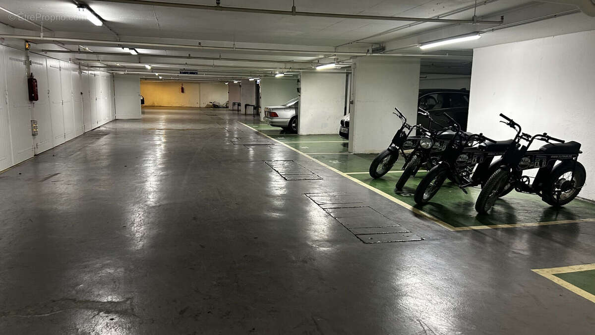 Photo 2 - Parking à PARIS-1E