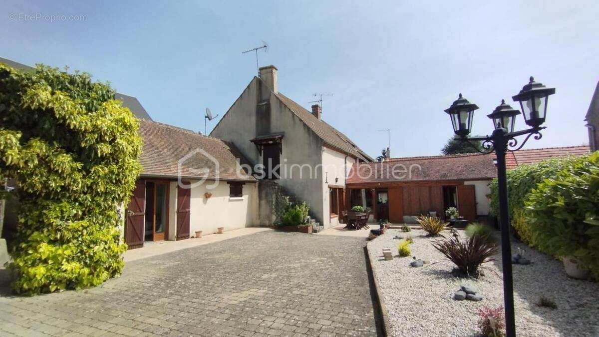 Maison à SAINT-DENIS-DE-L&#039;HOTEL