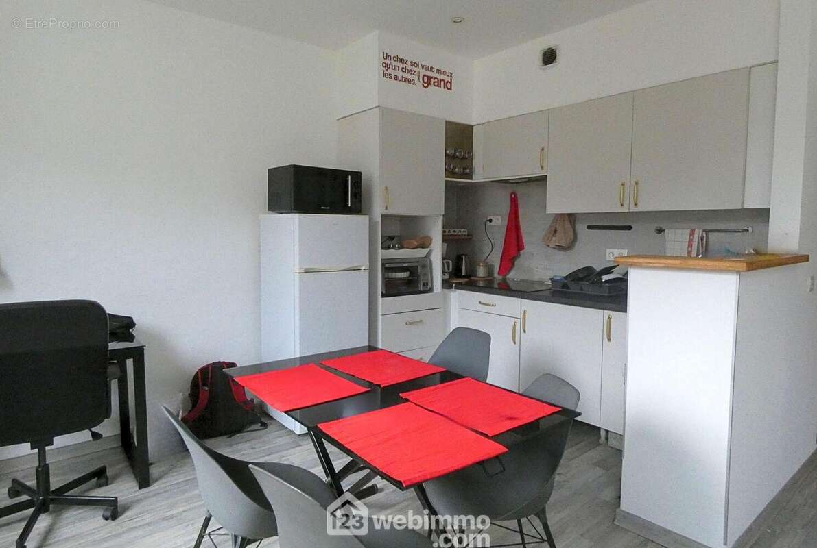 Au 1er étage un second studio de 32m² qui dispose d&#039;une cuisine aménagée ... - Appartement à UGINE