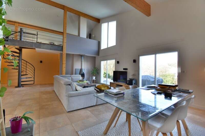 Maison à MAGNAC-SUR-TOUVRE