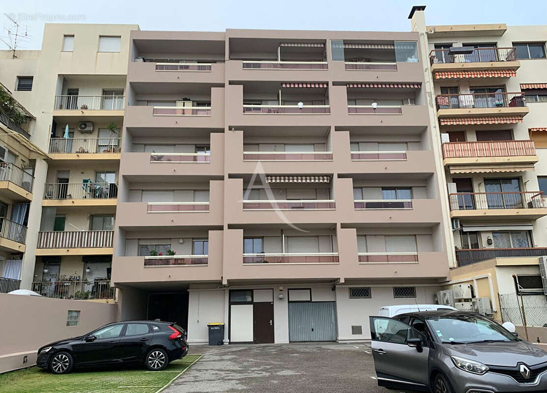 Appartement à SAINT-LAURENT-DU-VAR