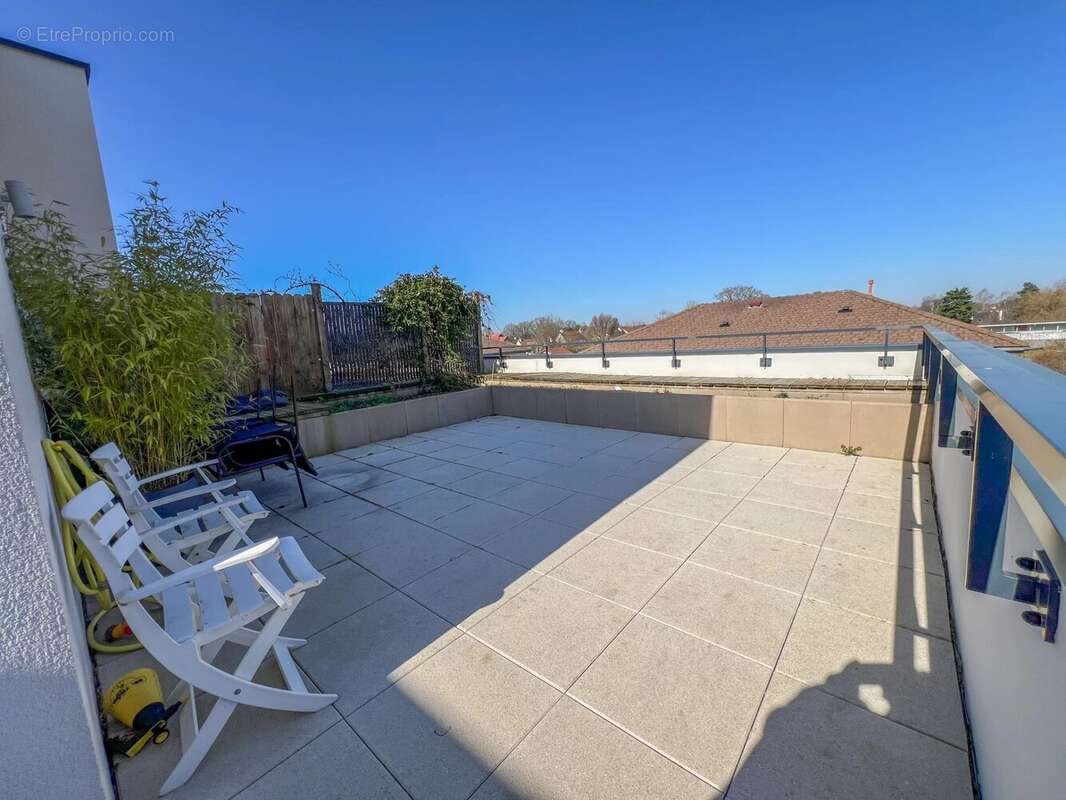 Appartement à LE MESNIL-SAINT-DENIS