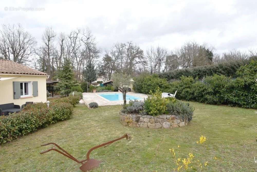 Maison à BAGNOLS-EN-FORET