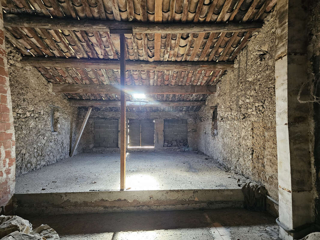 Appartement à LA ROQUE-D&#039;ANTHERON