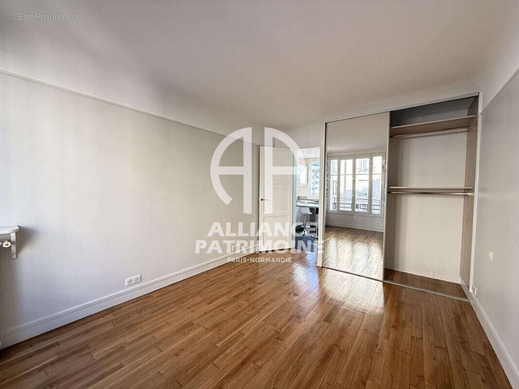 Chambre placard jardin - Appartement à PARIS-16E