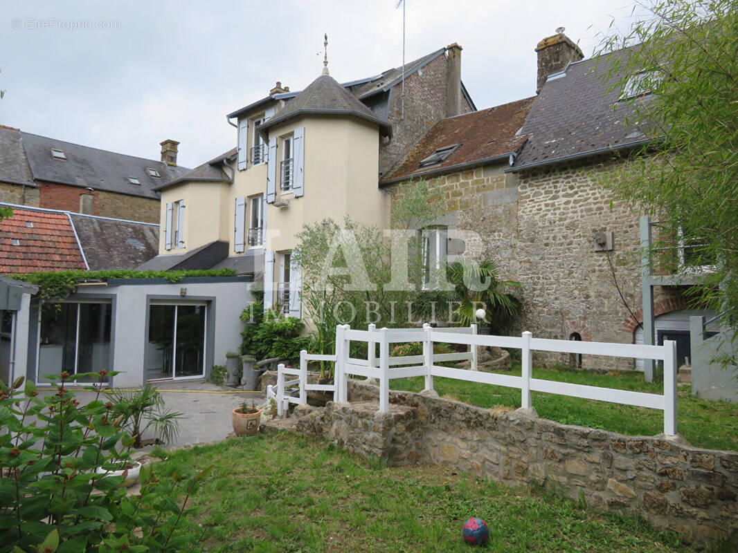 Maison à CARROUGES