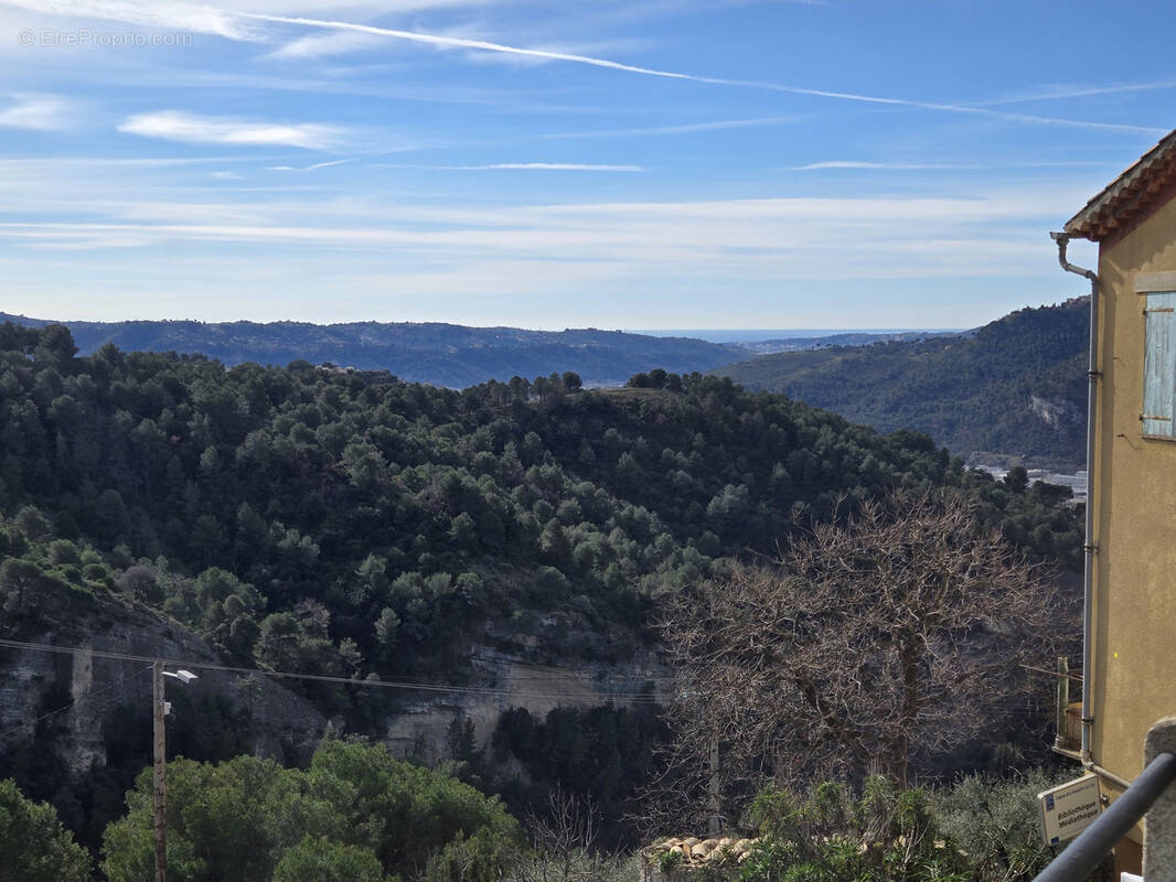 Appartement à LA ROQUETTE-SUR-VAR