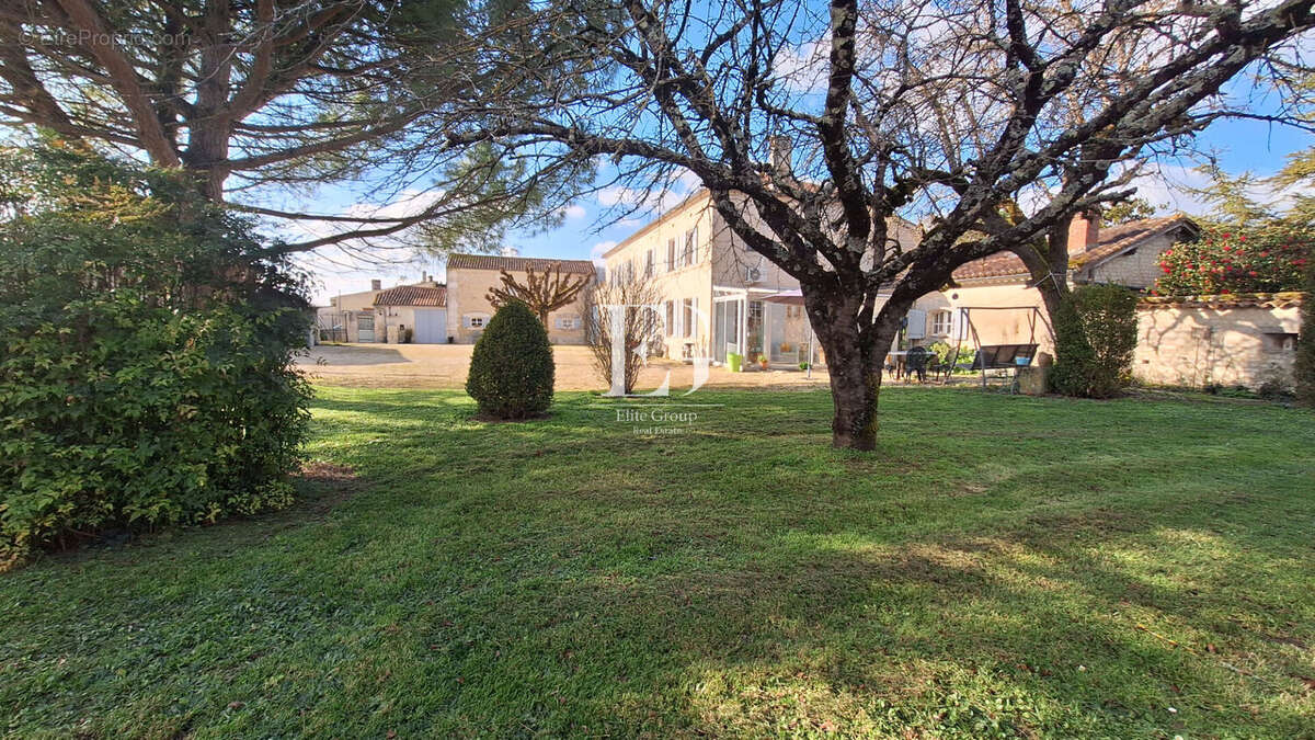 Maison à SEGONZAC