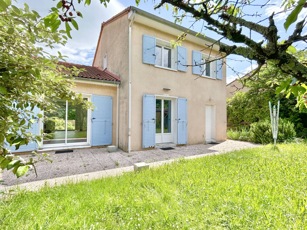 Maison à SAINT-GENIS-LES-OLLIERES