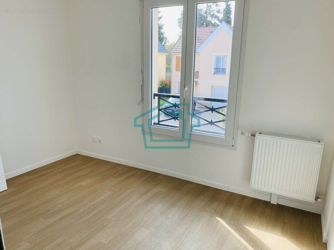 Maison à LA QUEUE-LES-YVELINES