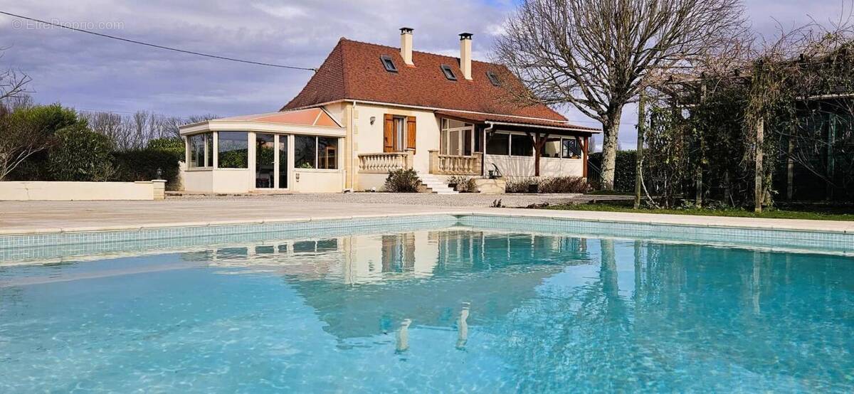 Maison à COURS-DE-PILE