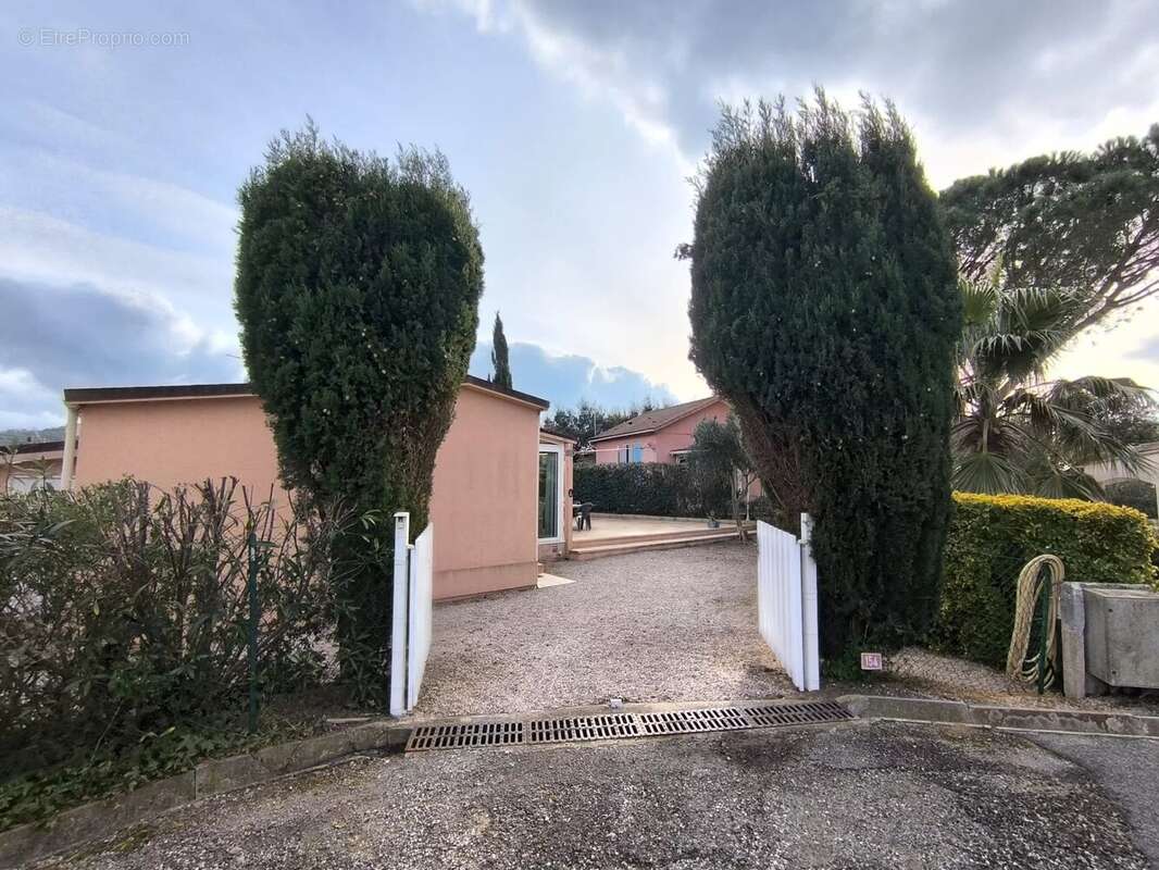 Maison à ROQUEBRUNE-SUR-ARGENS