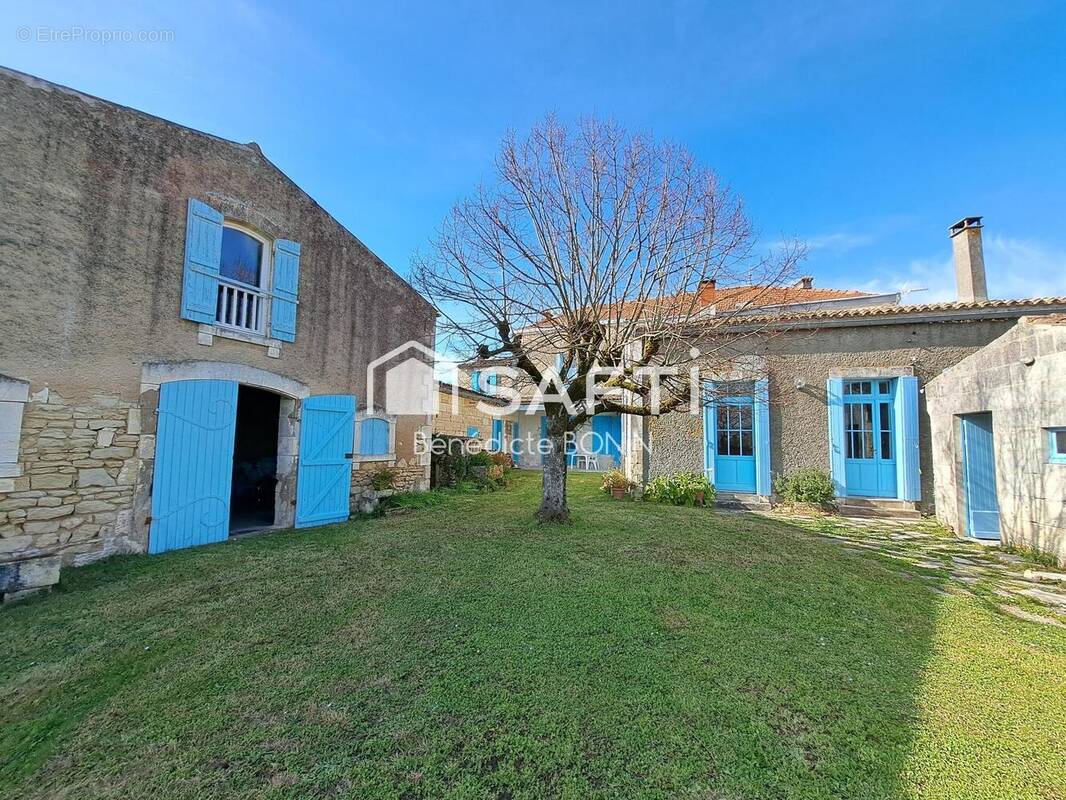 Photo 1 - Maison à CHAILLEVETTE