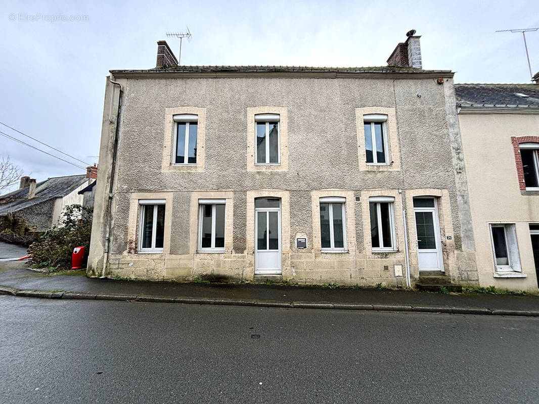 Maison à MONTSURS