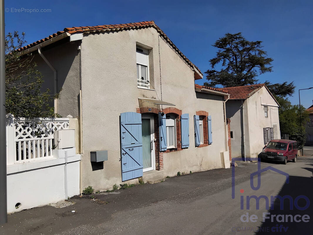 Maison à MONTROND-LES-BAINS