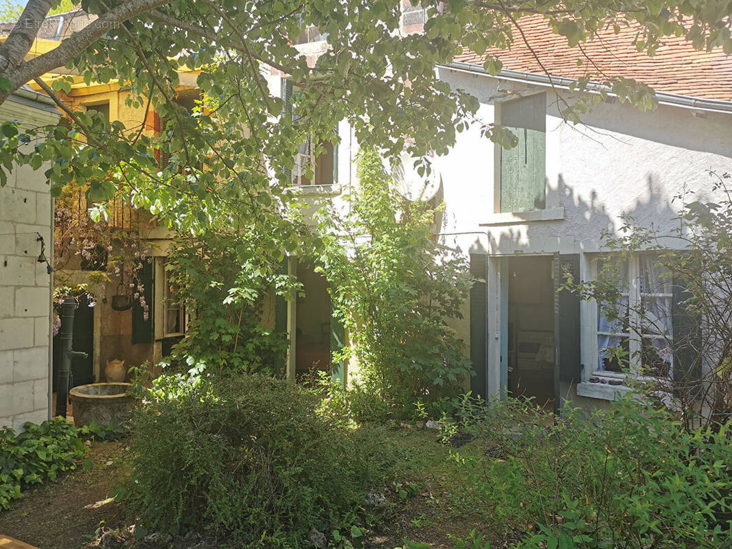 Maison à YZEURES-SUR-CREUSE