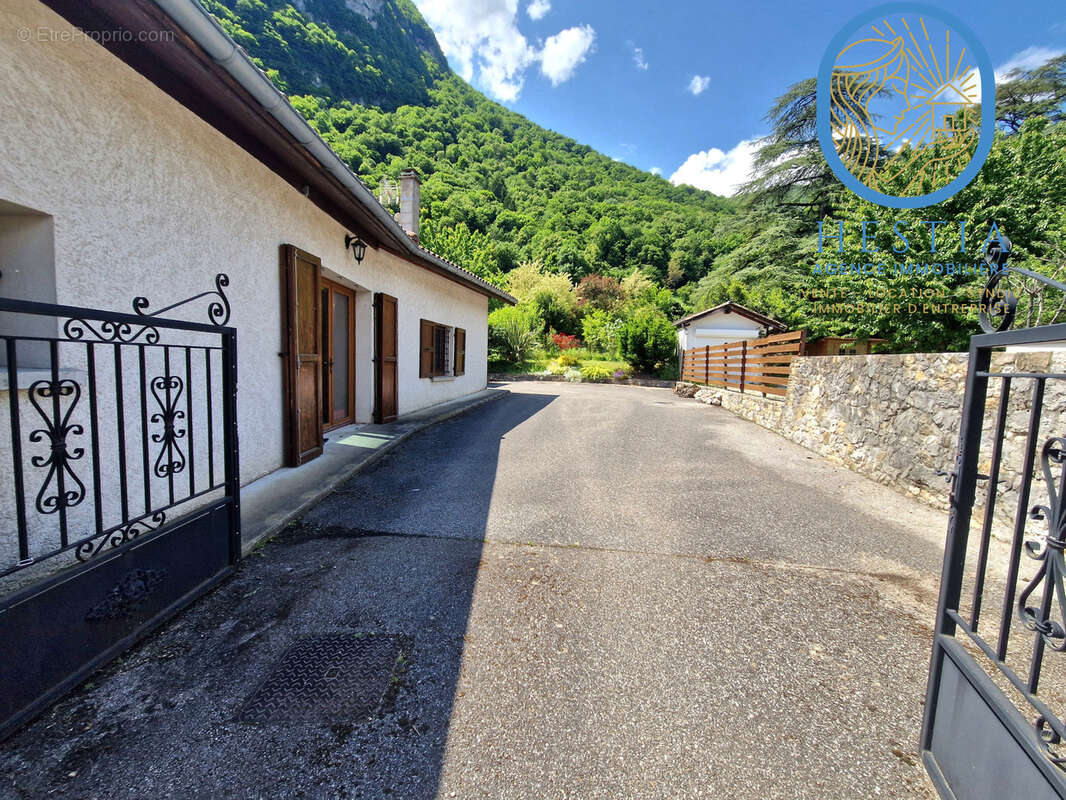 Maison à VEUREY-VOROIZE